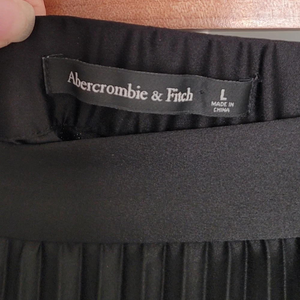 Abercrombie & Fitch Mid Rise Pleated Maxi Skirt in Black - Picture 4 of 10